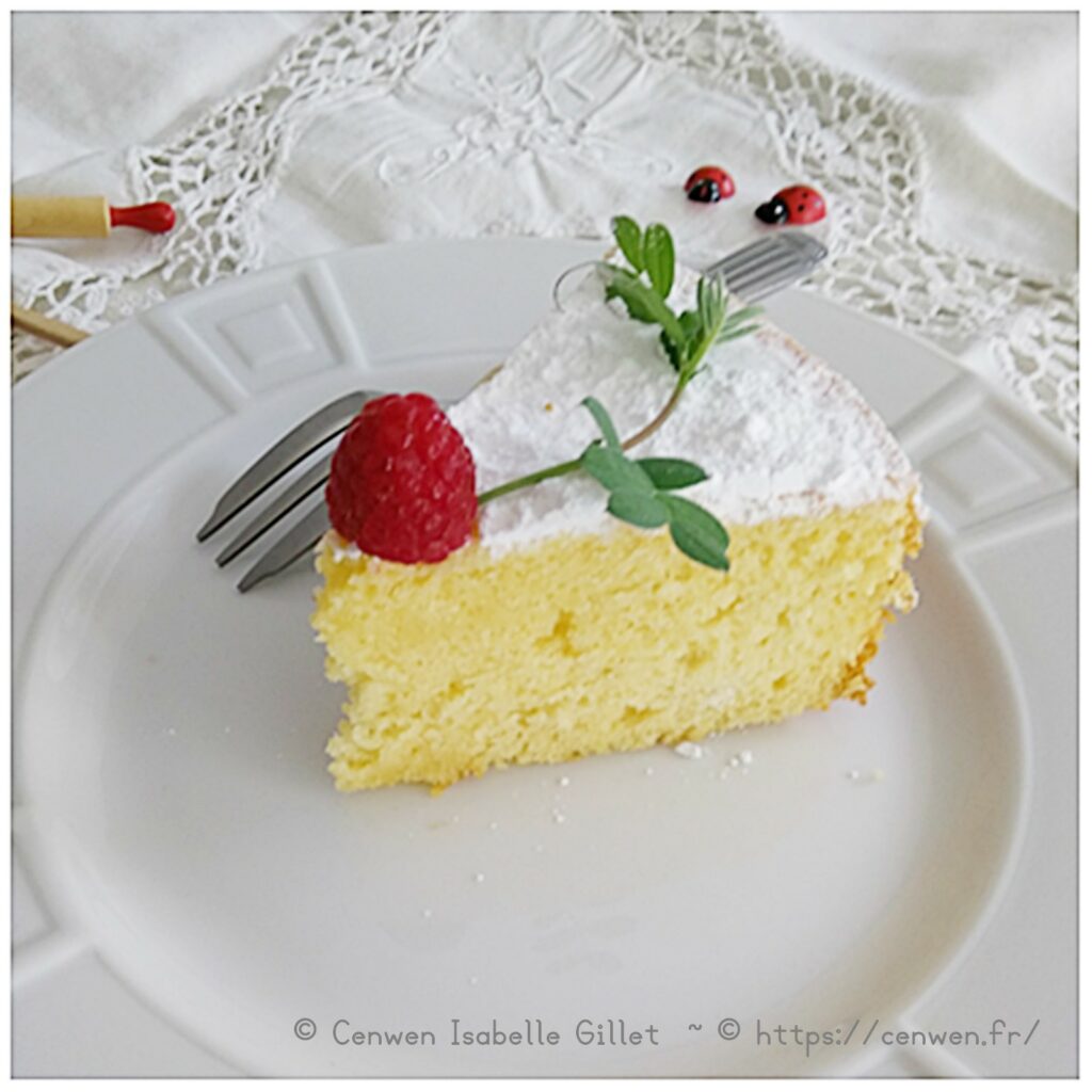 Part de gâteau moelleux au citron vert, une recette facile, économique et gourmande