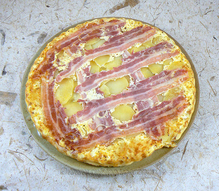 Tarte tatin aux pommes de terre et au lard dans son plat de service