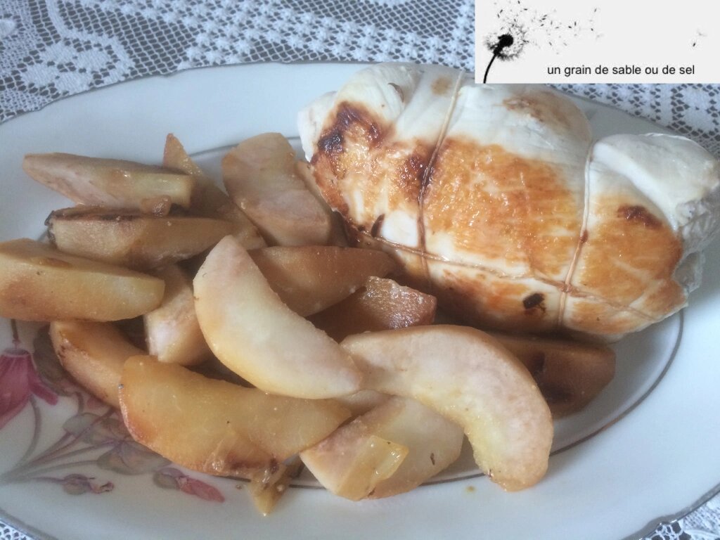 Rôti de dinde accompagné de poires rôties et sauce au roquefort.