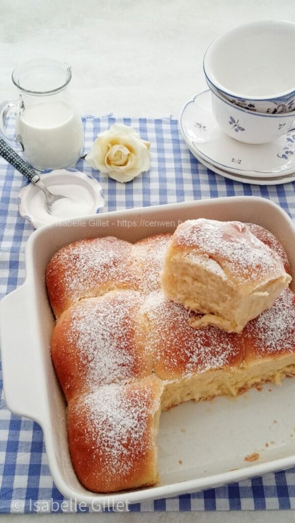 Brioche Butchy moelleuse et légère, formée de petites boules dorées et saupoudrée de sucre glace.