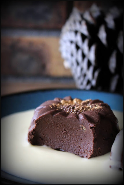 Fondant au chocolat décoré d’amandes et spéculoos.