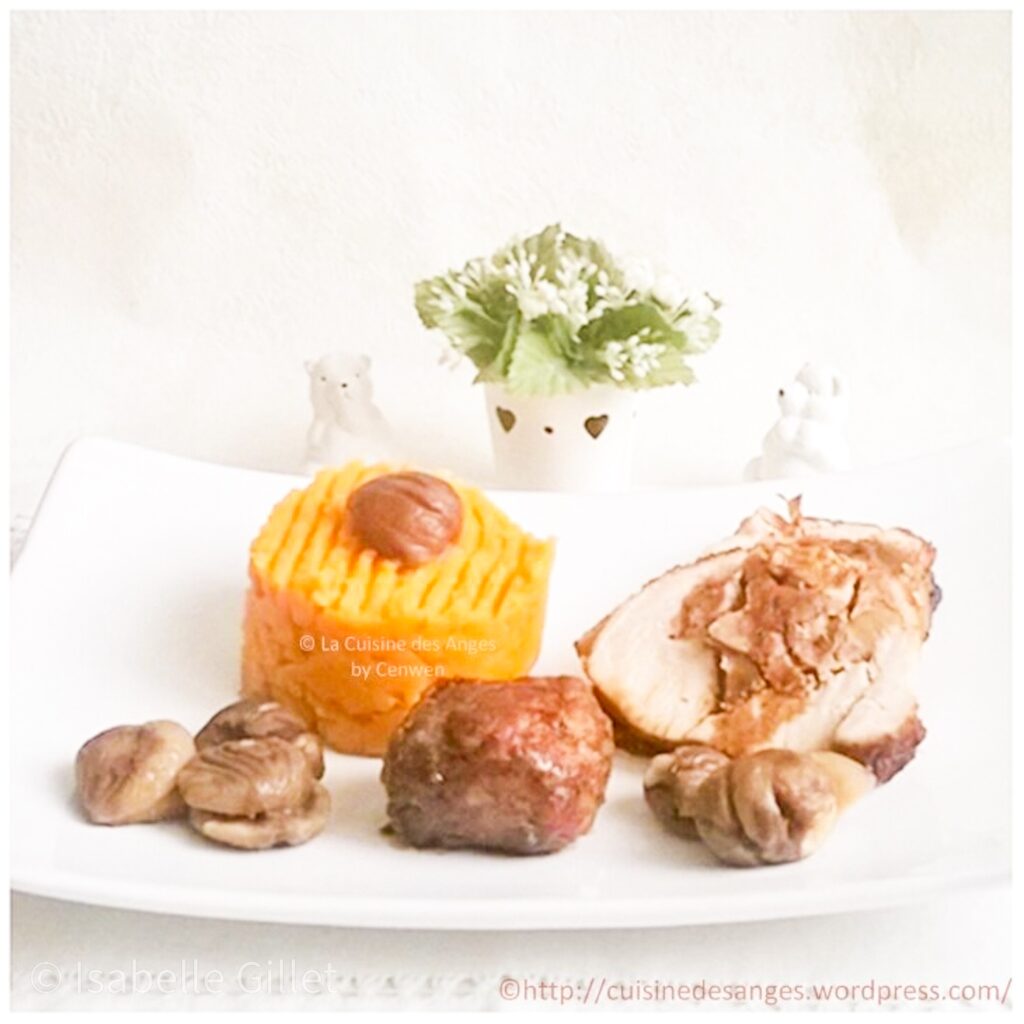 Rôti de dinde farci aux marrons, tranché et servi avec sauce et purée de patate douce.