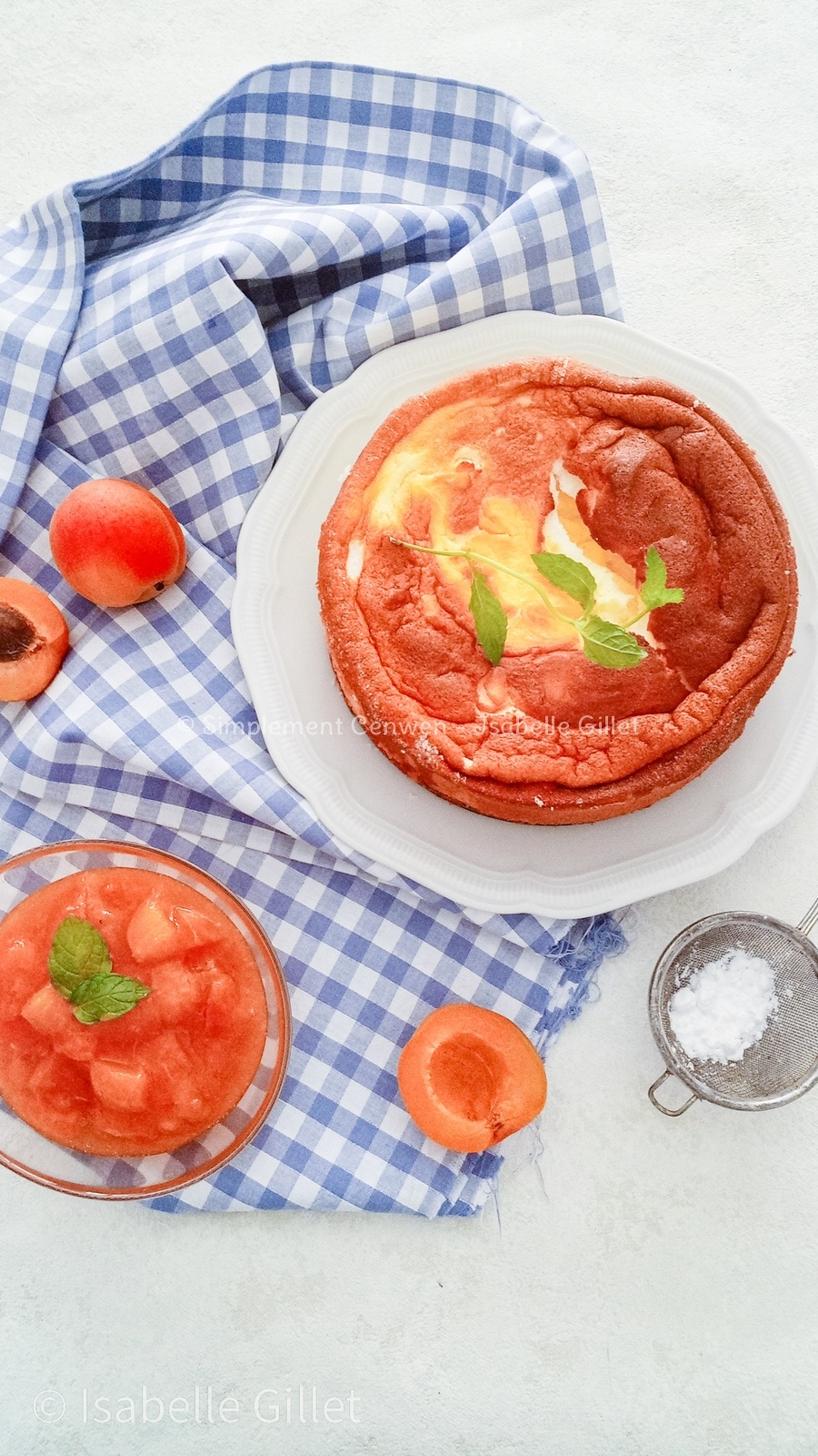 Gâteau à la faisselle léger, servi avec une compotée d’abricots maison.