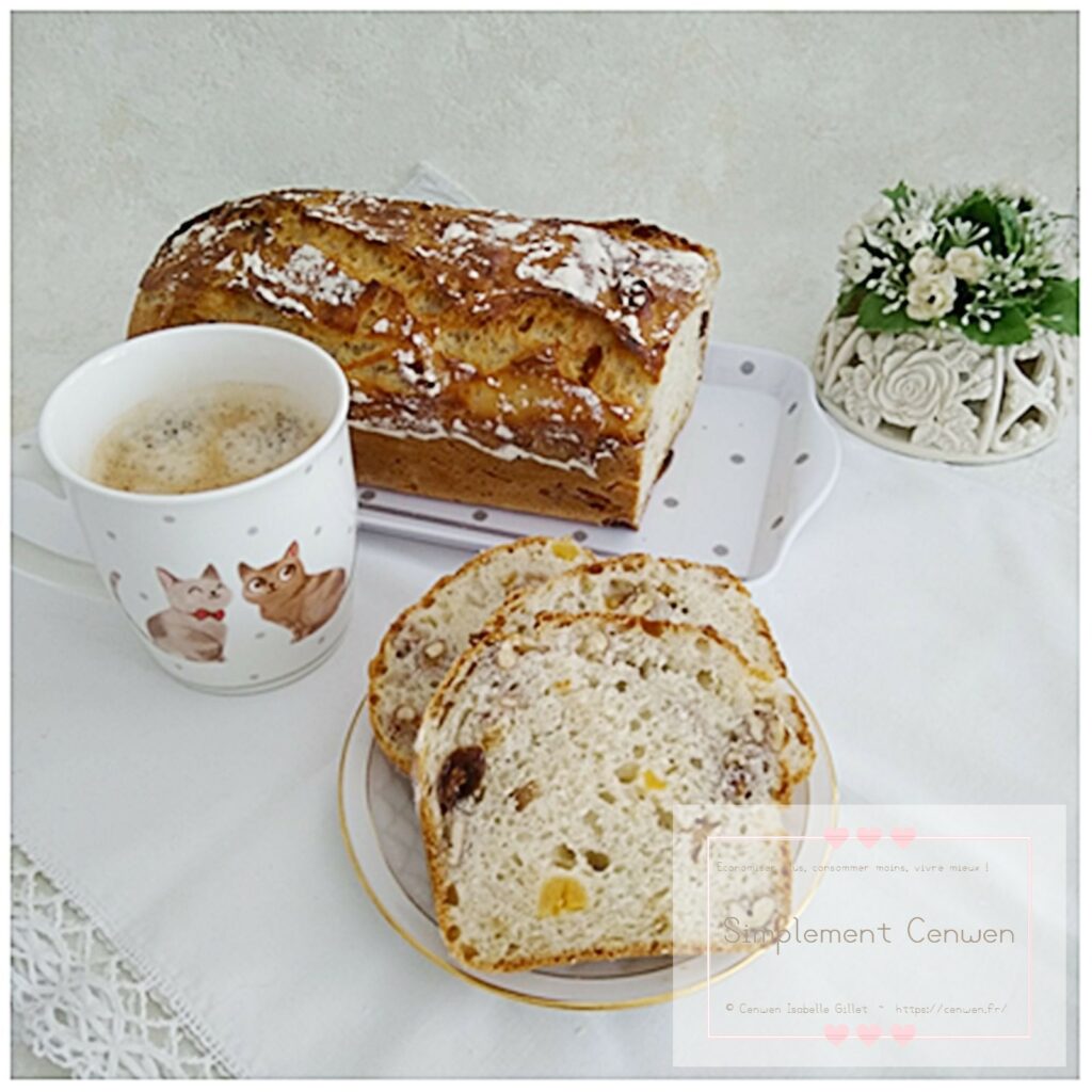 Pain sans pétrissage aux fruits secs, doré et croustillant, avec mie moelleuse.