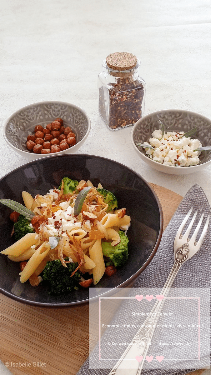 Assiette de pâtes aux brocolis et à la feta, un plat simple, coloré et rapide à préparer.