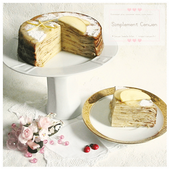 Gâteau de crêpes aux pommes et au citron, superposé en fines couches et décoré de zestes.