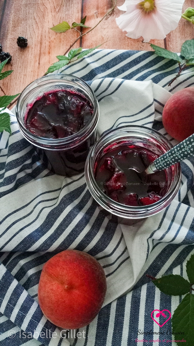 Confiture maison aux pêches de vigne, brillante et parfumée, dans un pot en verre.