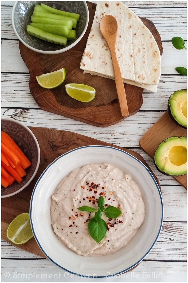 Bol de houmous de haricots blancs crémeux, arrosé d’un filet d’huile d’olive.