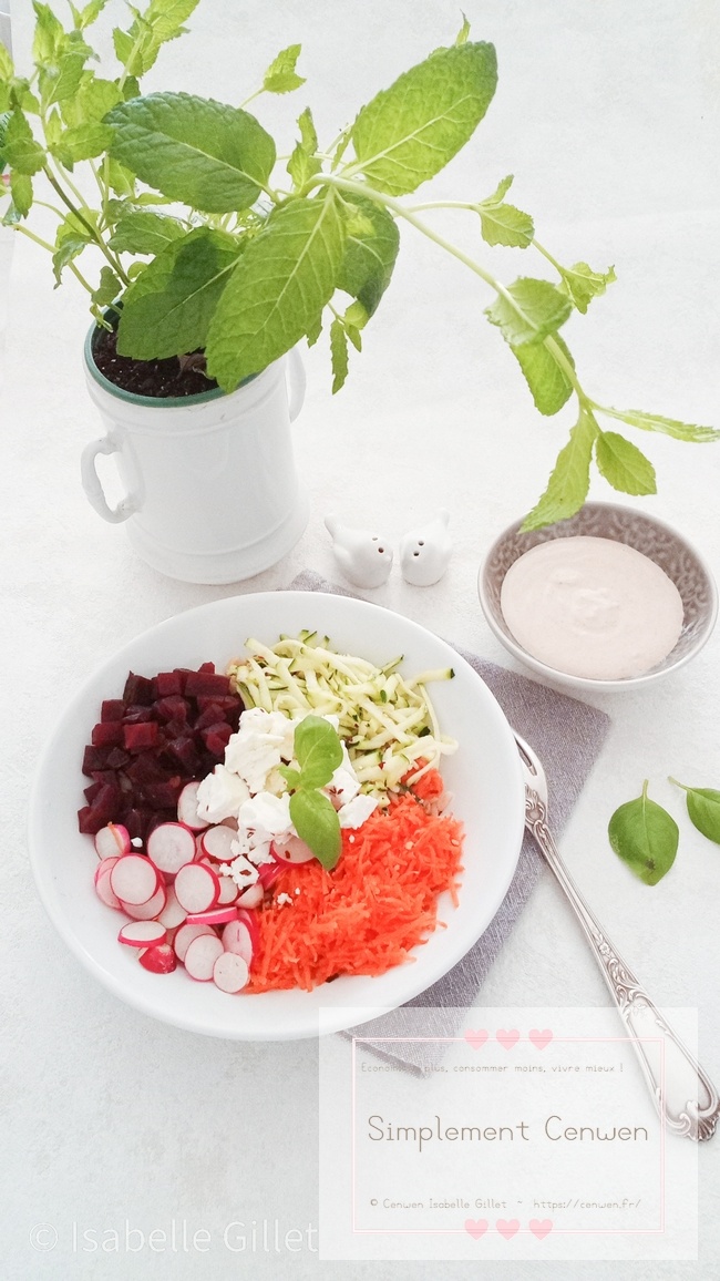Buddha Bowl coloré avec Ébly, légumes d’été, avocat et pois chiches.