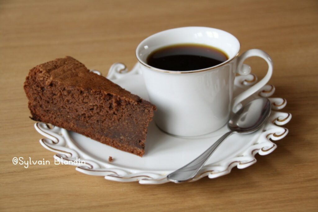 Pavé au chocolat maison, fondant et dense, présenté en tranches épaisses.