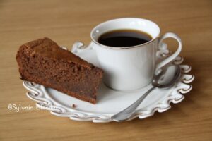 Pavé au chocolat maison, fondant et dense, présenté en tranches épaisses.