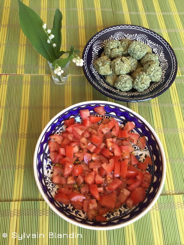 Falafels aux pois cassés et graines de courge, dorés et croustillants, servis dans une assiette simple