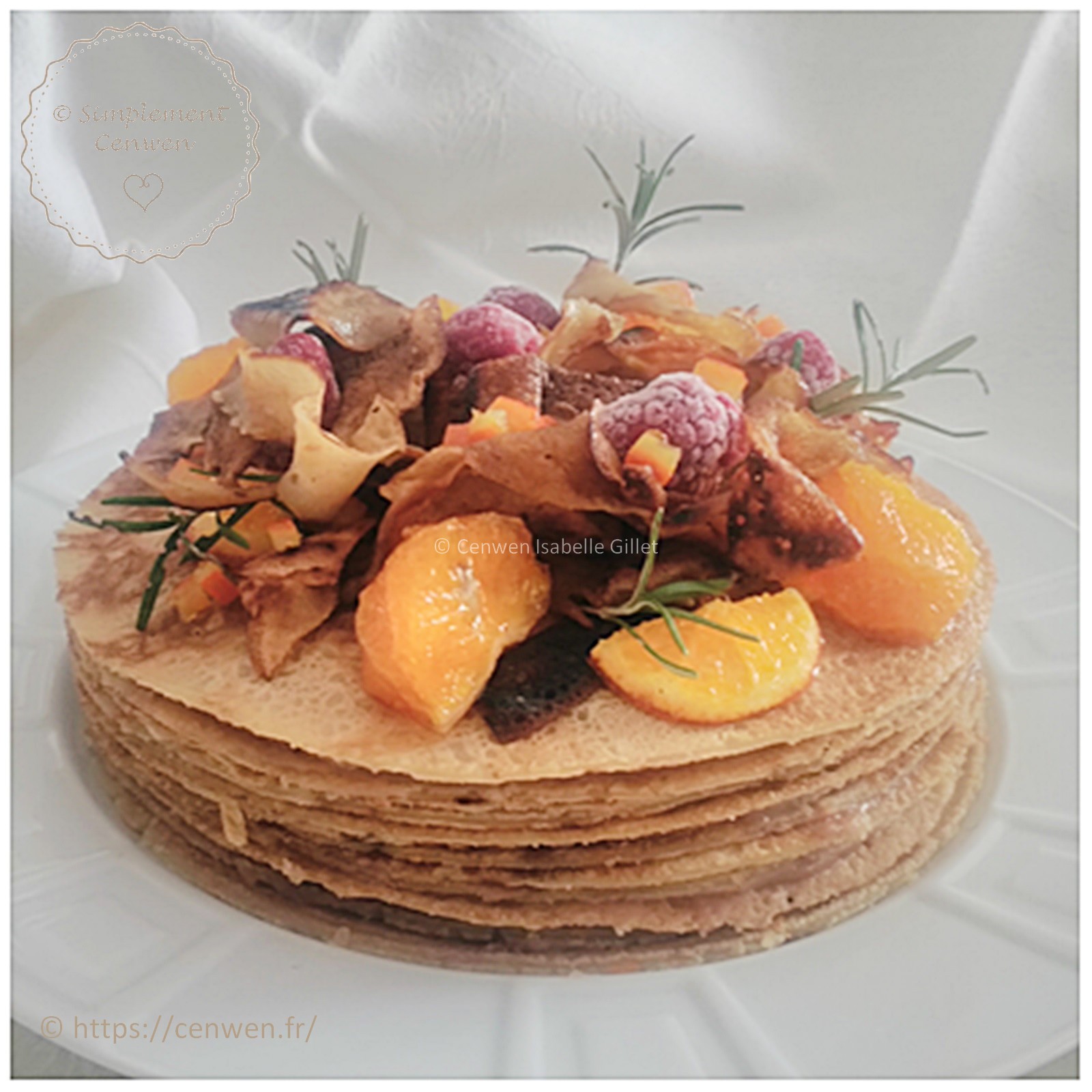 Gâteau de crêpes végétalien à la crème de marrons, monté en étages et décoré de fines lamelles de mandarines confites, présenté comme un dessert gourmand et fait maison.