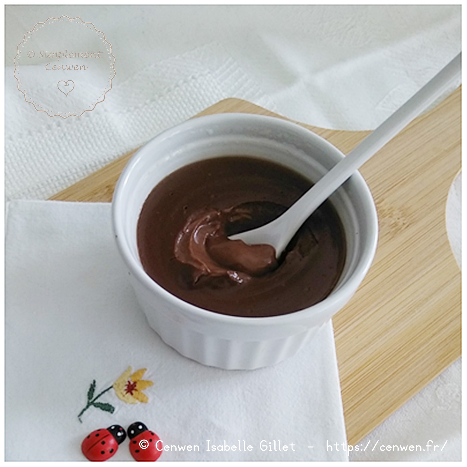 Petites crèmes au chocolat végétales dans des ramequins, texture lisse et brillante.