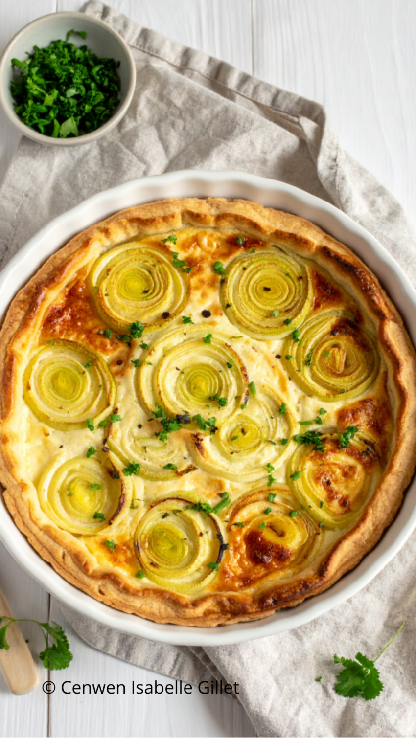 Flamiche aux poireaux légère, dorée et fondante, servie dans un moule à tarte.