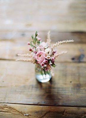Petit bouquet de fleurs roses et blanches