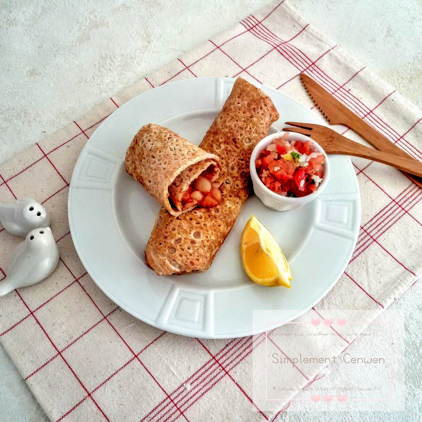 Wraps végan aux haricots blancs dans des crêpes épaisses, garniture crémeuse et colorée.