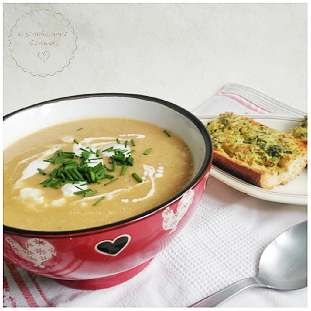 Soupe de haricots blancs dans un bol avec des tartines de pain grillé