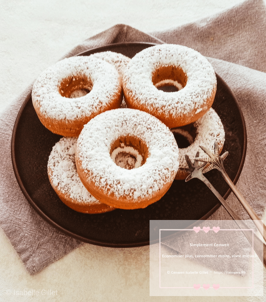 Donuts au four dorés et moelleux, décorés d’un glaçage simple pour un goûter gourmand.