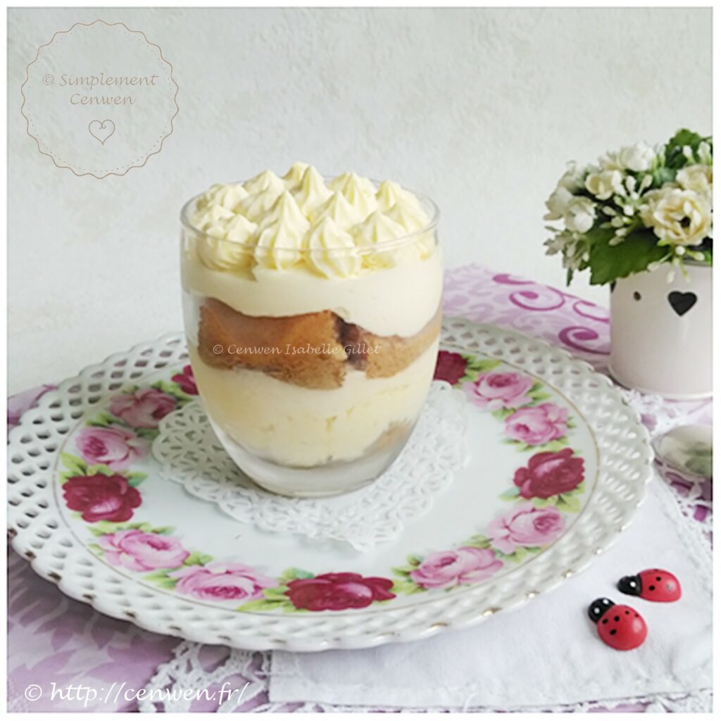 Verrines de tiramisu composées de crème onctueuse et de biscuit imbibé, présentées en portions individuelles.