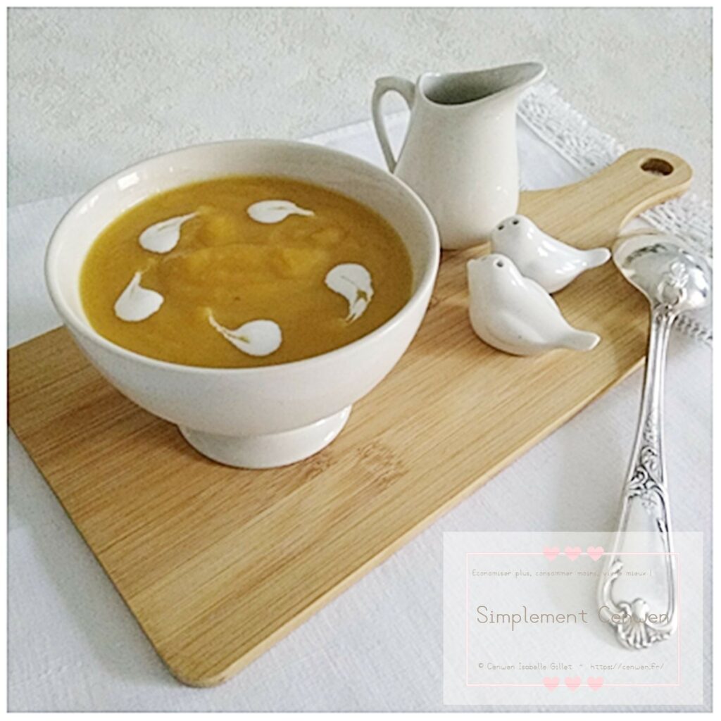 Soupe de légumes maison, colorée et fumante, servie dans un bol.