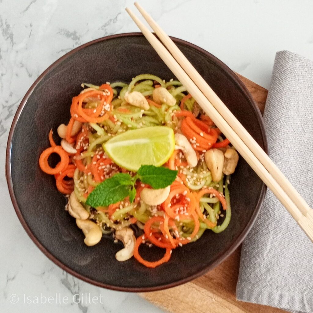 Salade de concombre et carotte à la thaïlandaise, servie dans un bol, avec des légumes croquants et une sauce citronnée.