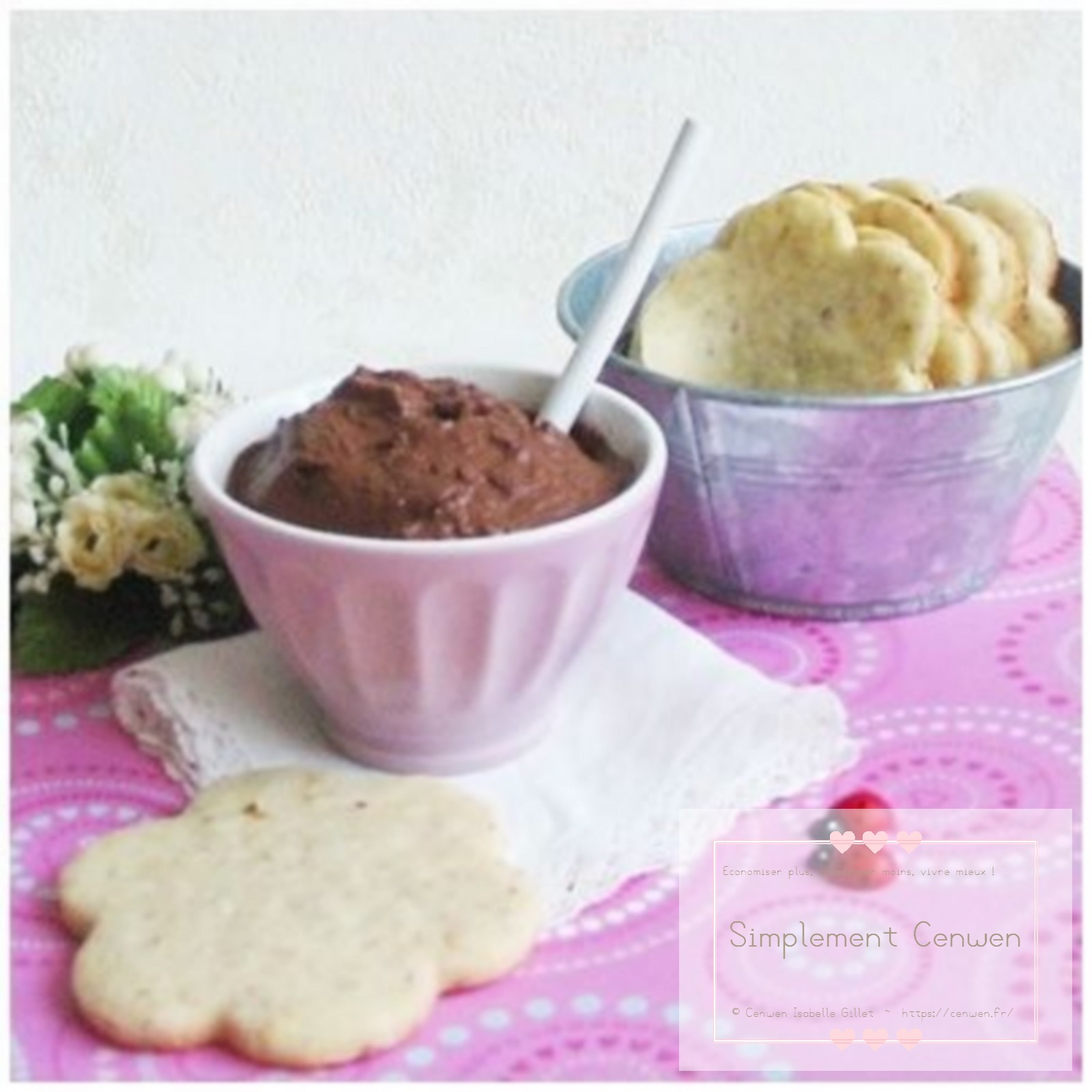 Biscuits sablés à la vanille, aux noisettes et au sésame doré, croquants et dorés.