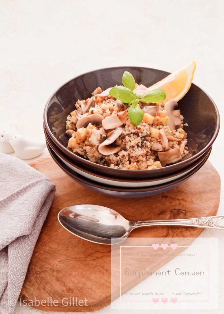 Assiette de quinoa aux champignons dorés, parsemée de persil frais.
