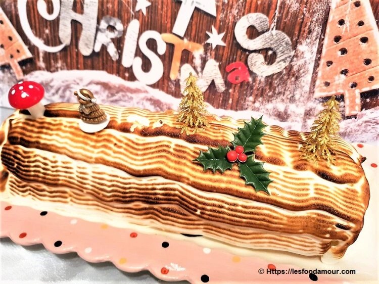 Bûche norvégienne flambée, garnie de glace et meringue.