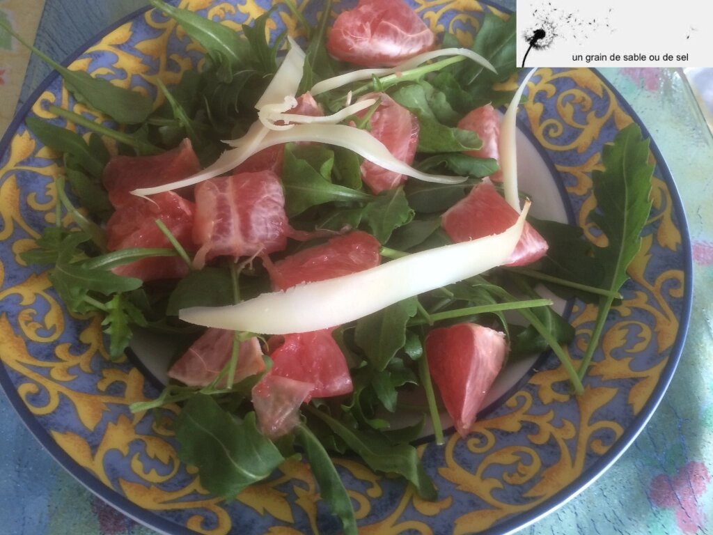 Salade de roquette avec quartiers de pamplemousse et copeaux de comté.