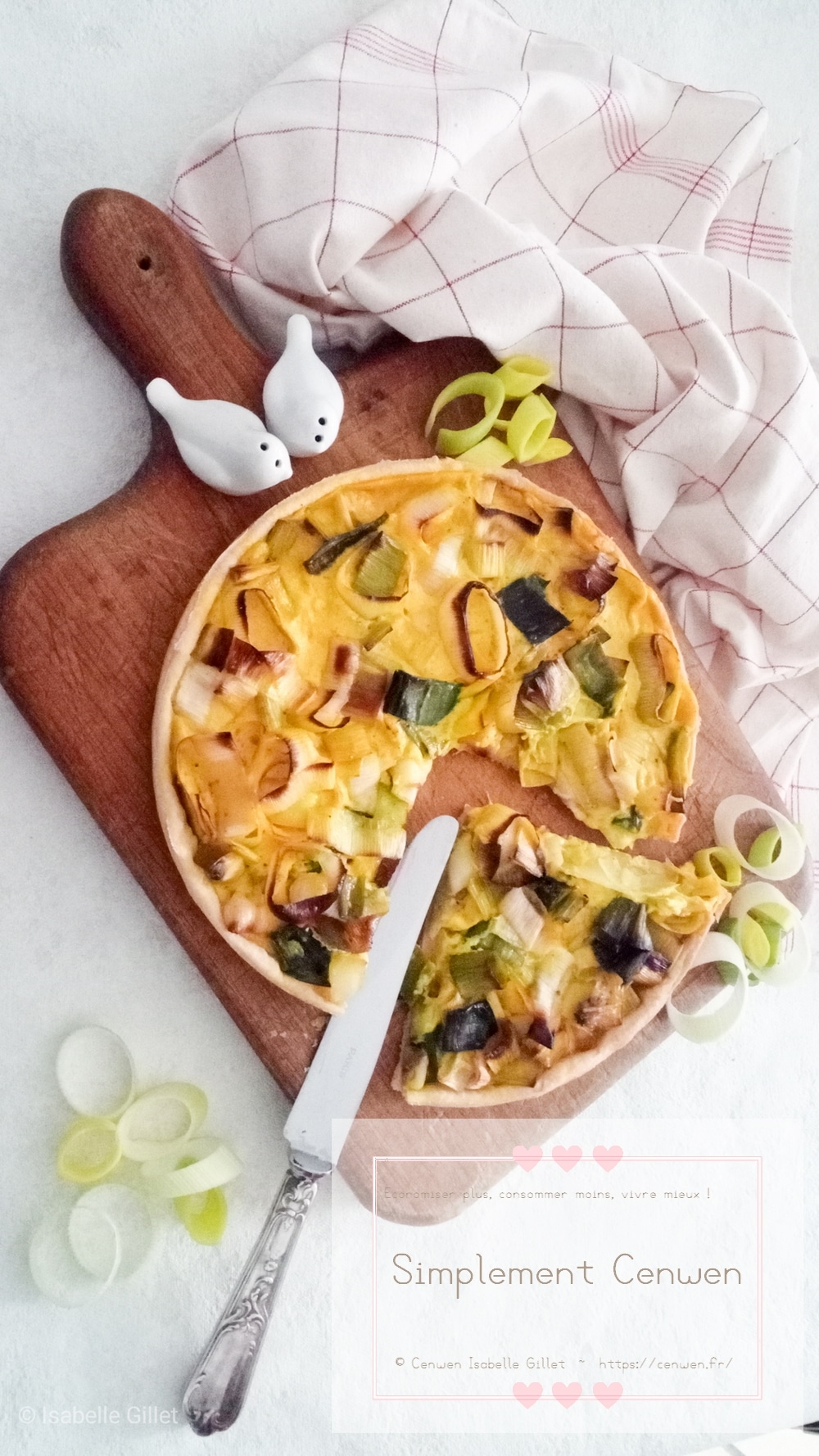 Quiche végan aux poireaux, dorée et fondante, cuite au four pour un repas simple et végétal.