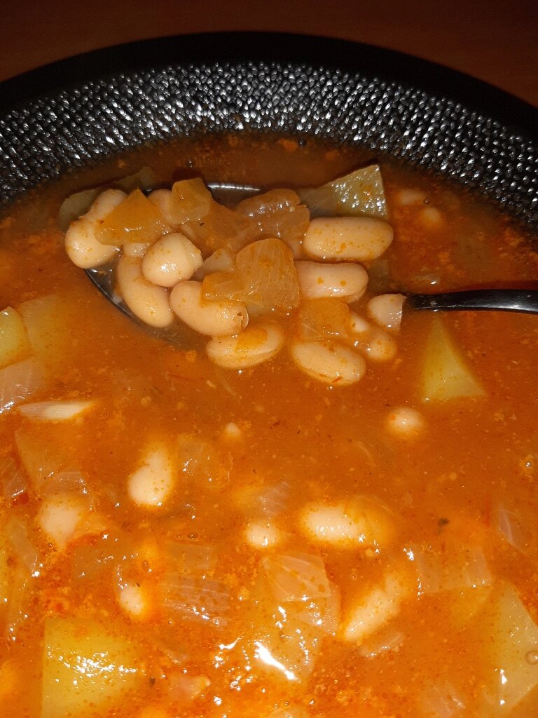 Soupe provençale aux haricots blancs et tomates, généreuse et économique