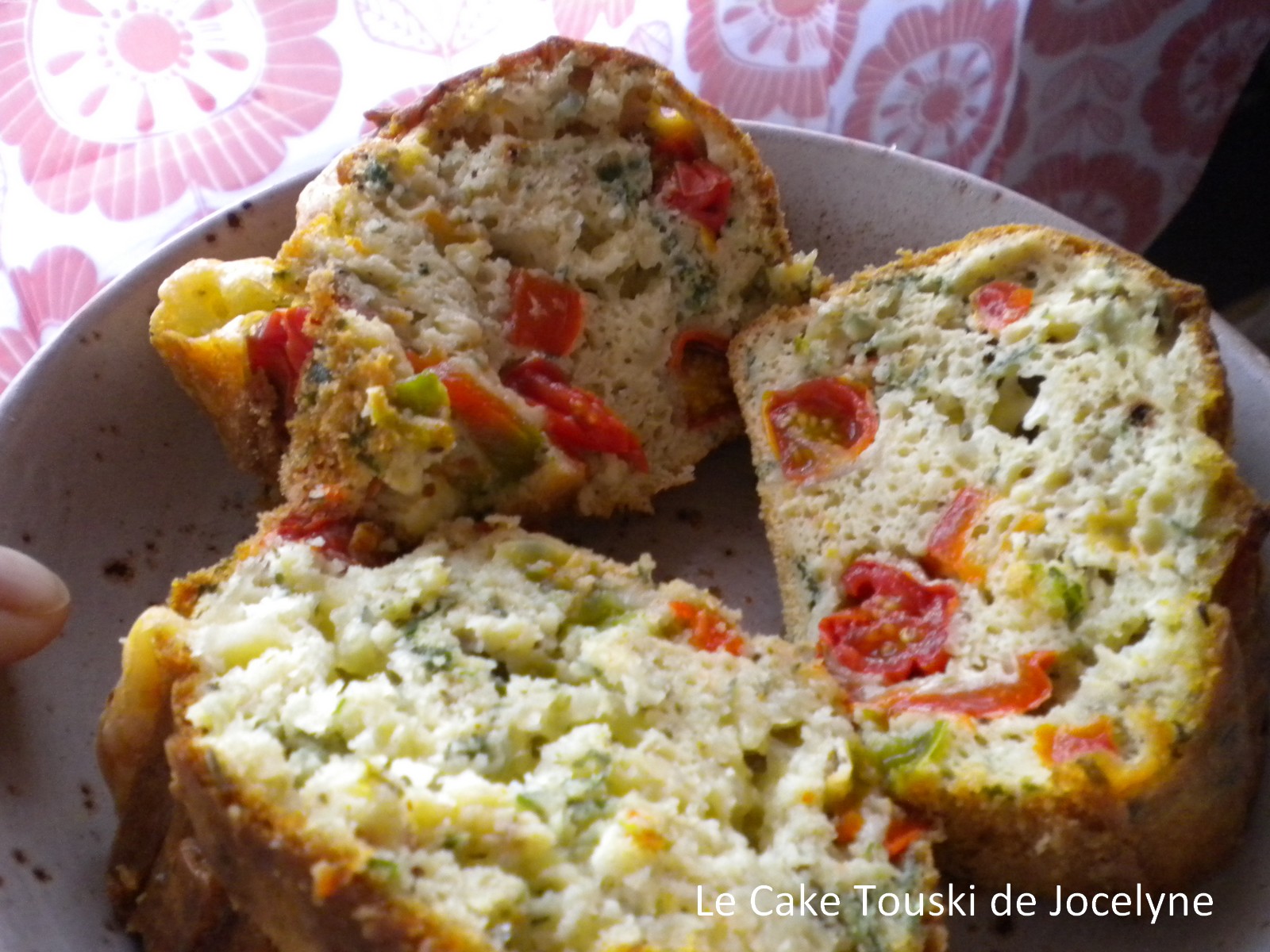 Cake maison doré et moelleux, préparé avec des ingrédients du placard.