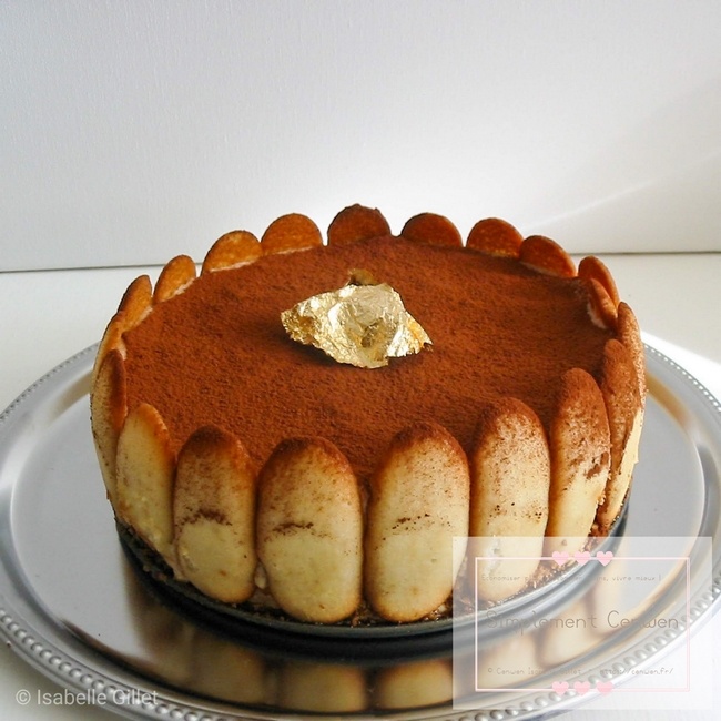 Charlotte garnie de crème de marrons, dessert fondant présenté dans un moule entouré de biscuits.