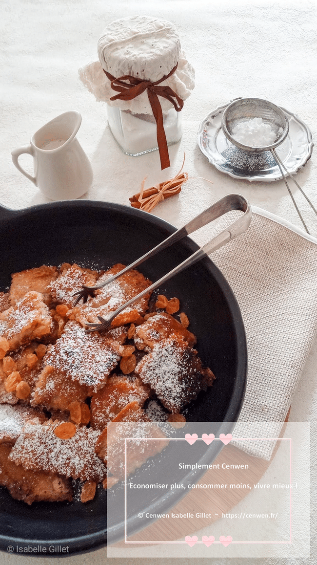 Kaiserschmarrn doré et moelleux, crêpe épaisse autrichienne déchirée en morceaux et saupoudrée de sucre.