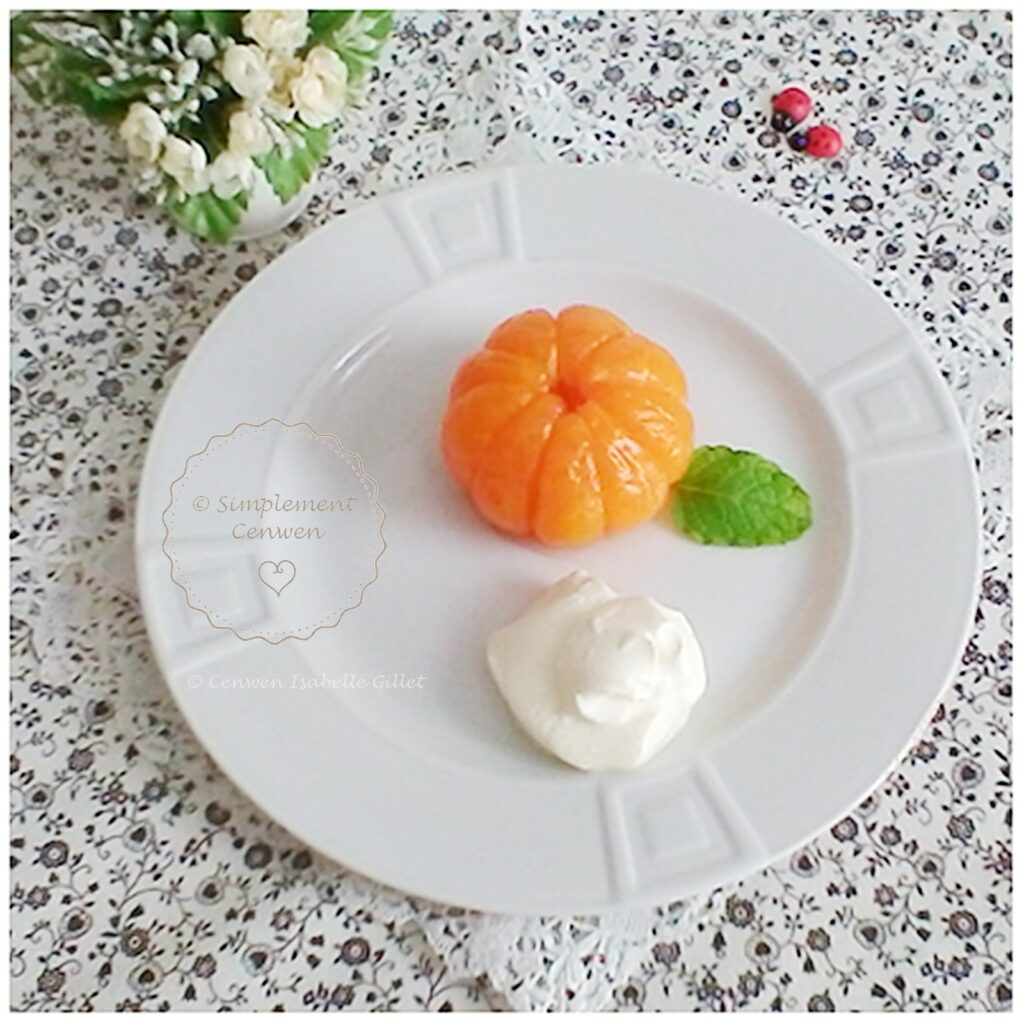 Clémentines caramélisées et crème chantilly servies en dessert festif.