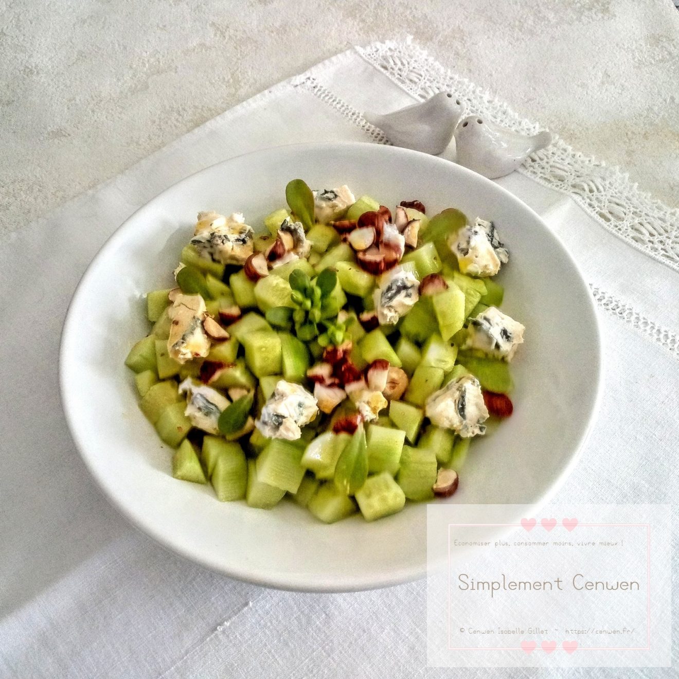 Salade de concombre avec bleu d’Auvergne et noisettes grillées, fraîche et croquante.