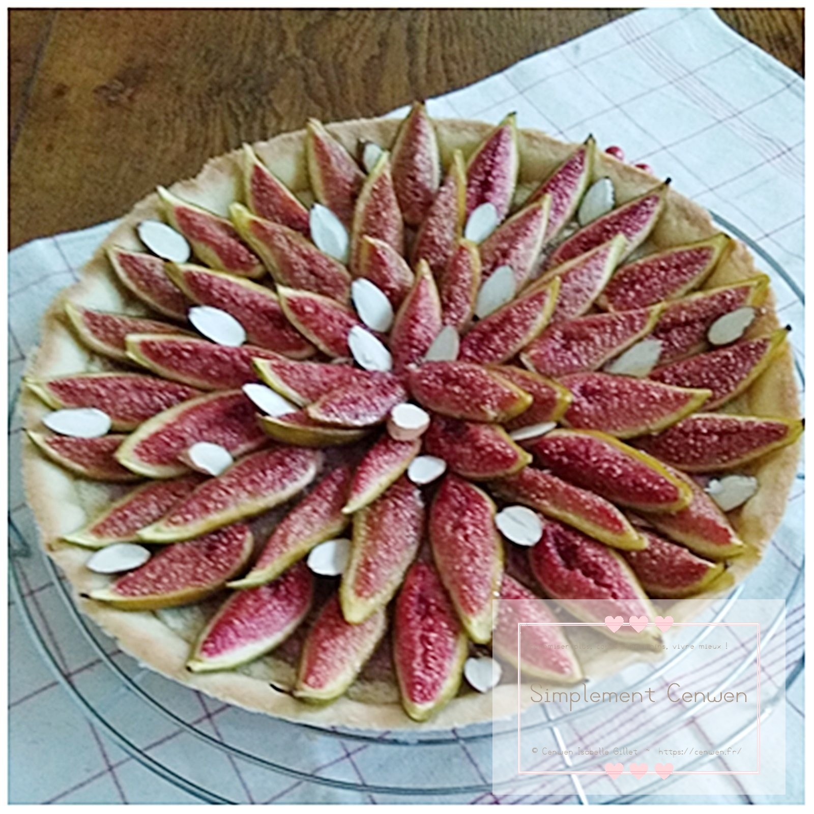 Tarte aux figues dorée, garnie de figues fraîches ouvertes en éventail.