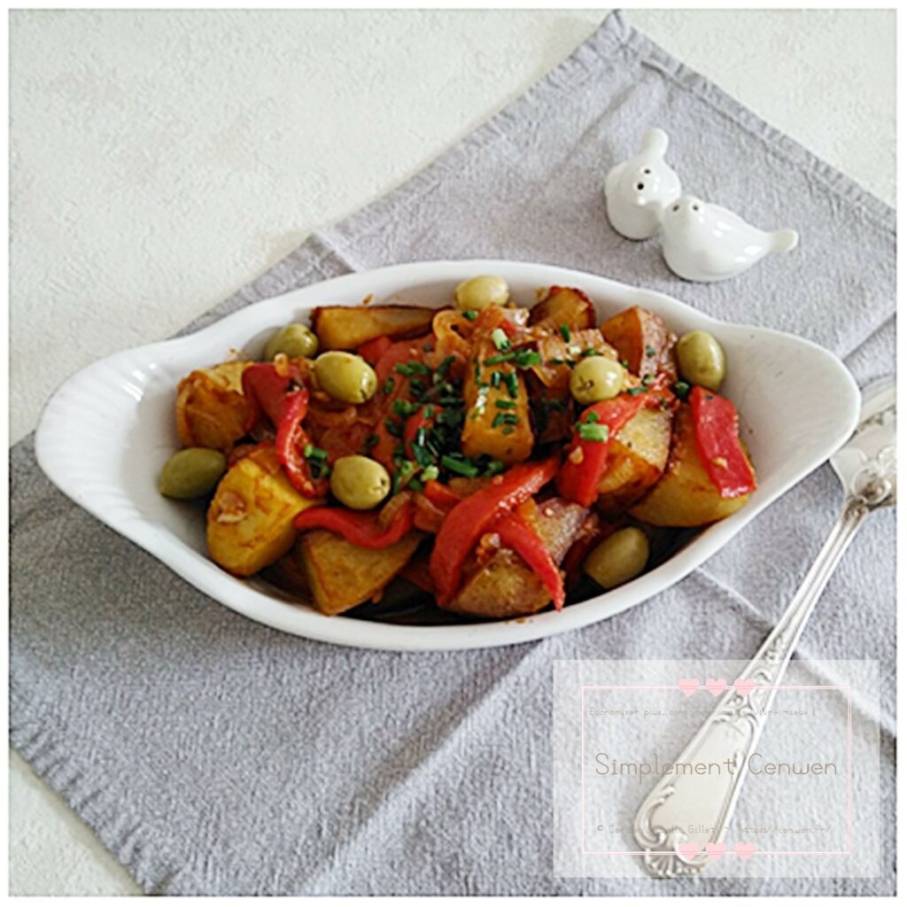 Pommes de terre rôties avec poivrons, olives et sauce tomate relevée au piment.