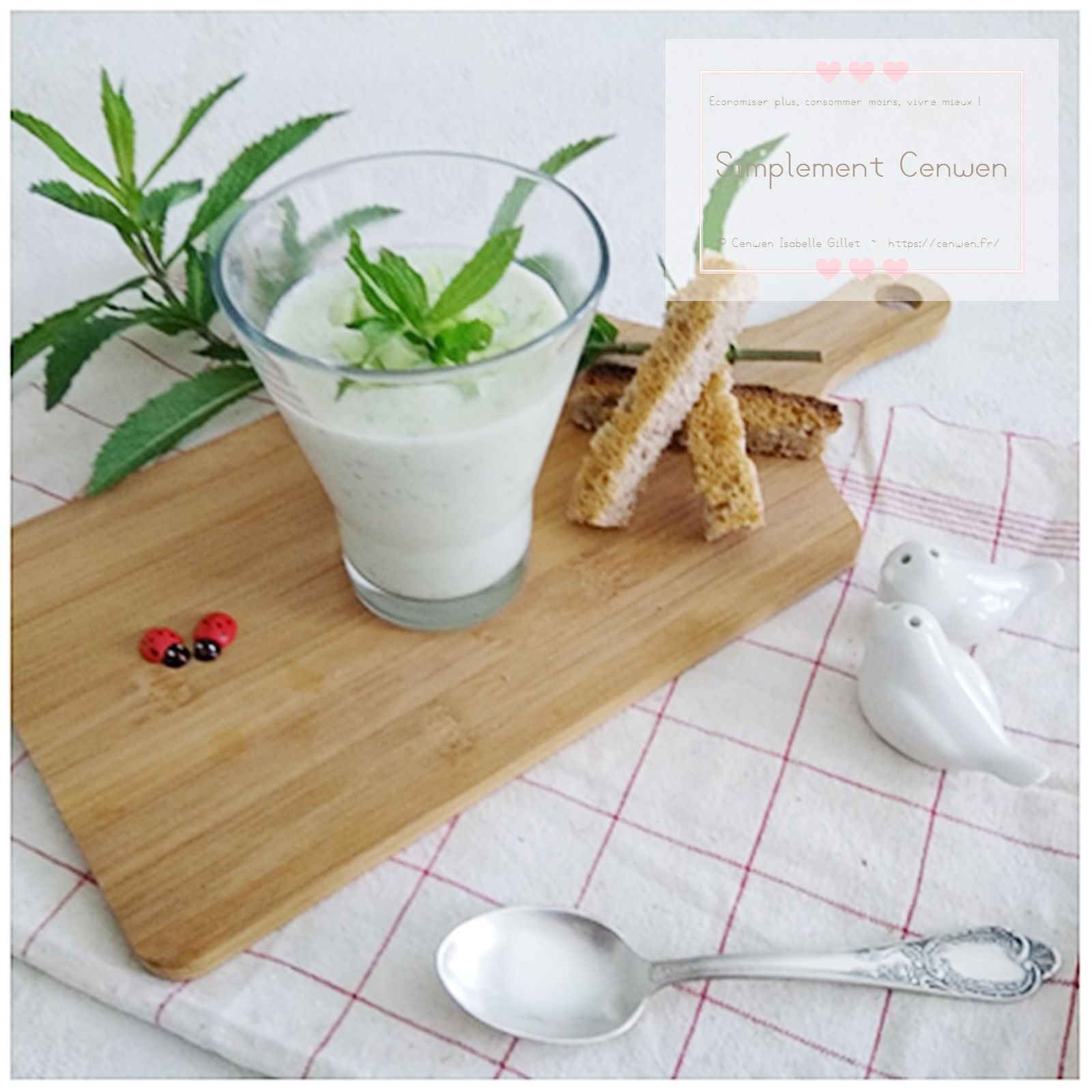 Bol de velouté glacé au concombre et à la menthe, texture lisse et couleur vert pâle