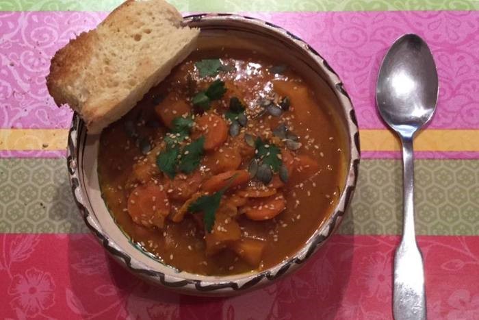 Dhal de courge et de lentilles corail au lait de coco, un plat végétarien doux et épicé, facile et économique