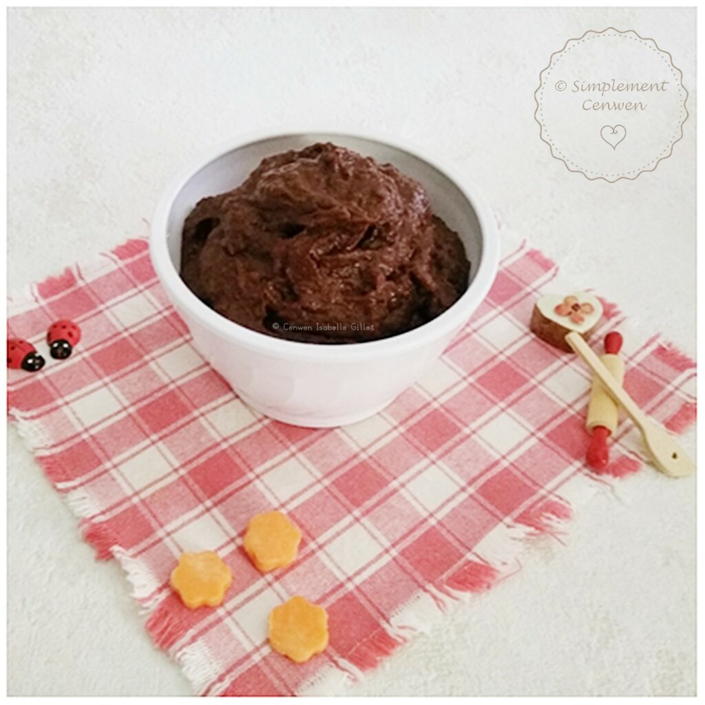 Ganache au chocolat et à la patate douce, lisse et brillante, servie dans un petit bol.