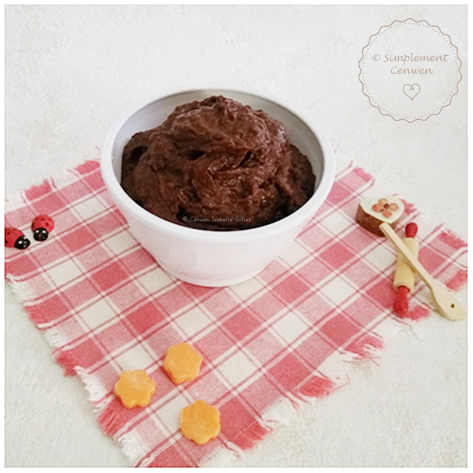 Ganache au chocolat et à la patate douce, lisse et brillante, servie dans un petit bol.