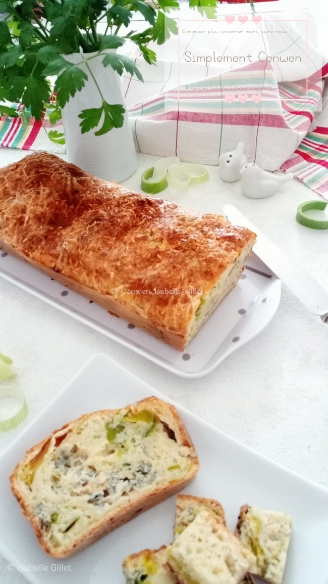 Cake salé aux poireaux et Bleu d’Auvergne, moelleux et parfumé, idéal pour un repas simple et savoureux.