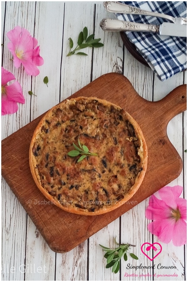 Tarte feuilletée vegan garnie de champignons de Paris et de béchamel végétale, dorée et croustillante.