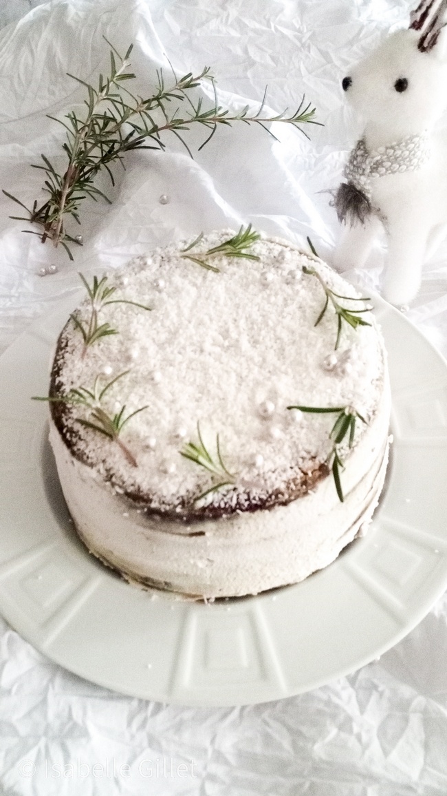 Naked cake vegan décoré de petites branches de romarin.