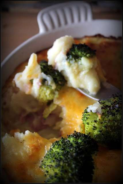 Gratin de purée aux brocolis et jambon, doré au four, recette familiale petit budget.
