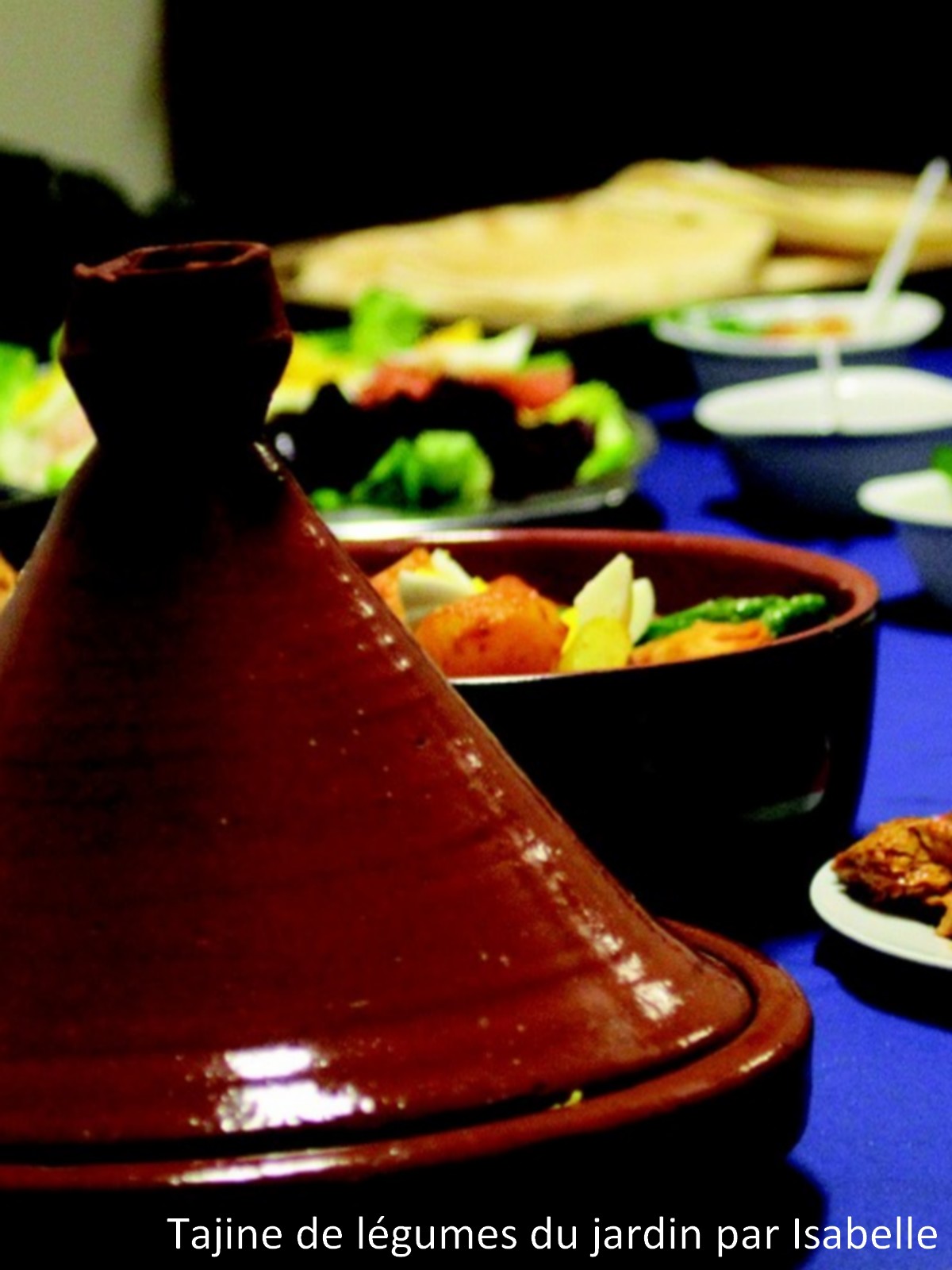 Tajine de légumes du jardin, coloré et parfumé, mijoté avec épices et huile d’olive.