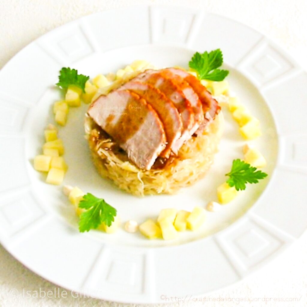 Tranches de jambon mijotées au cidre, servies en plat de fête.