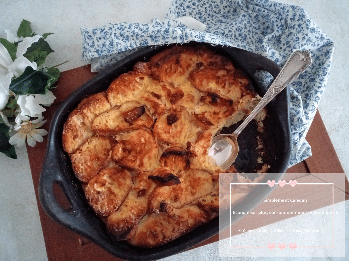 Pain perdu au four doré et fondant, préparé avec des tranches de pain imbibées et cuites doucement.